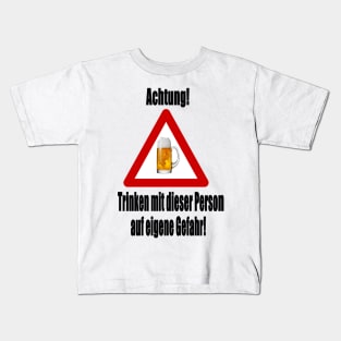 Achtung! Trinken auf eigene Gefahr! Kids T-Shirt